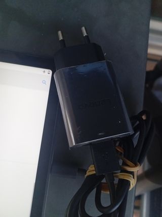 Tablet Lenovo TB-J606F con cargador