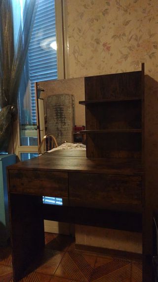 Scrivania trucco con specchio e mensole