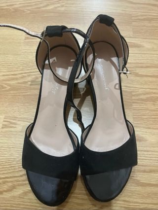 Zapatos de tacón bajo negros