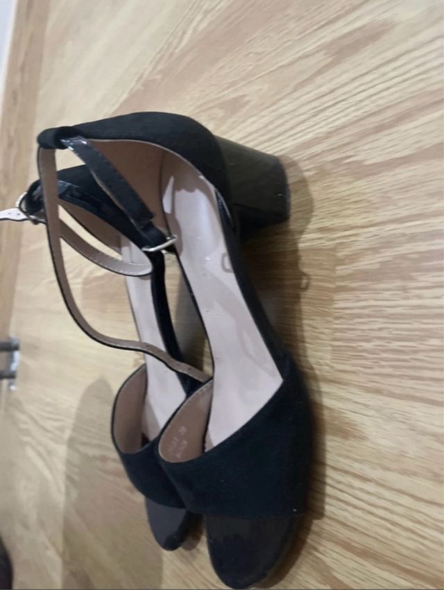 Zapatos de tacón bajo negros