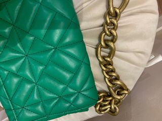 Bolso verde con cadena dorada