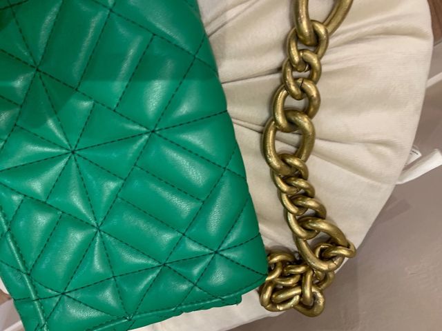 Bolso verde con cadena dorada