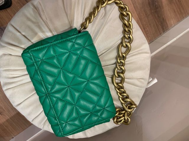 Bolso verde con cadena dorada