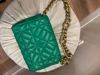Bolso verde con cadena dorada