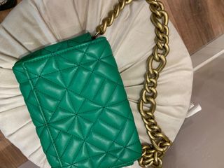 Bolso verde con cadena dorada