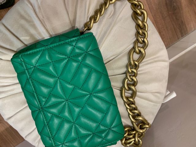 Bolso verde con cadena dorada