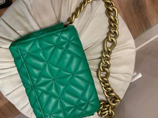 Bolso verde con cadena dorada