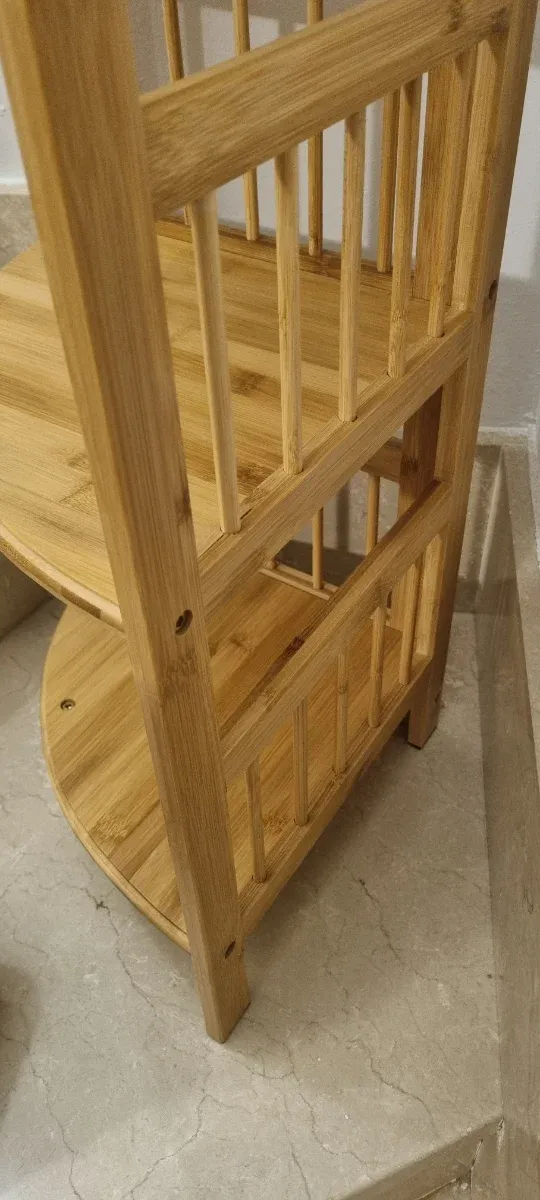 Estantería esquinera de bambú