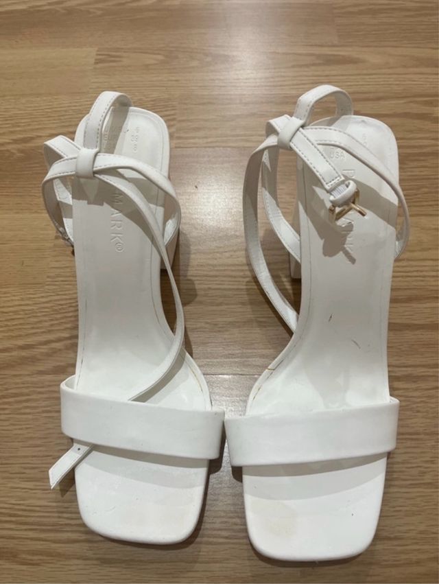 Zapatos de tacón blancos