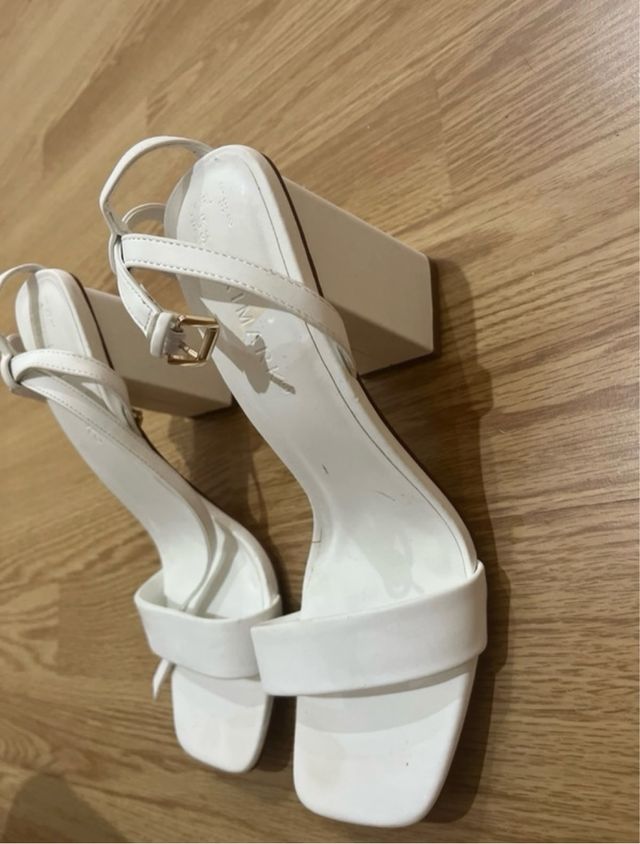 Zapatos de tacón blancos