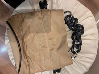 Bolso Beige Acolchado Cadena Negra