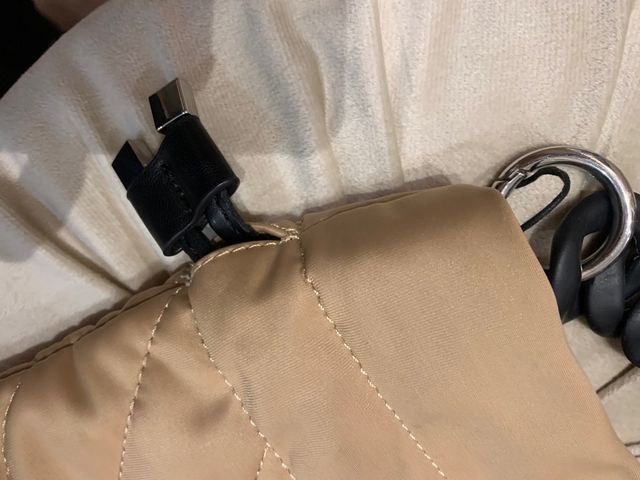 Bolso Beige Acolchado Cadena Negra