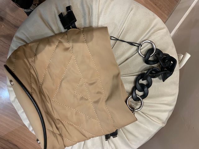 Bolso Beige Acolchado Cadena Negra