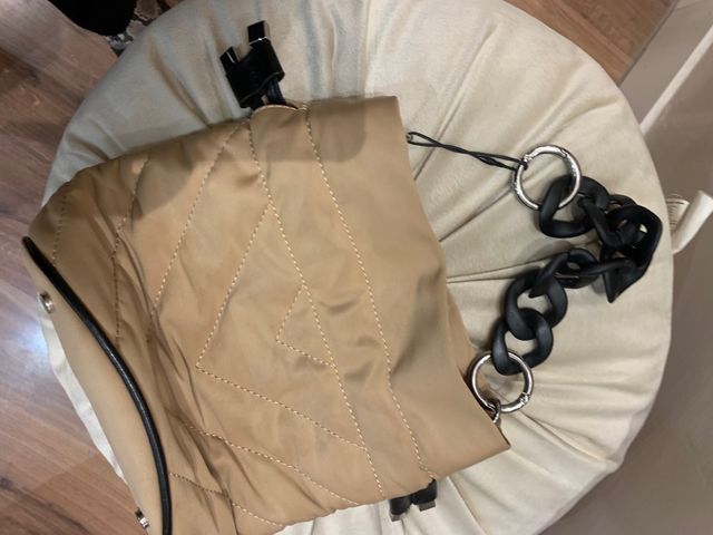 Bolso Beige Acolchado Cadena Negra