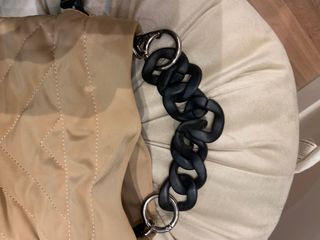 Bolso Beige Acolchado Cadena Negra