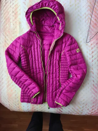 Cazadora deportiva mujer rosa, bolsillos con crema