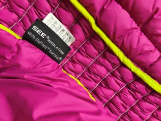 Cazadora deportiva mujer rosa, bolsillos con crema