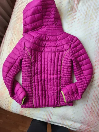 Cazadora deportiva mujer rosa, bolsillos con crema