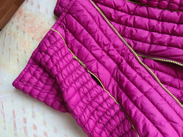 Cazadora deportiva mujer rosa, bolsillos con crema