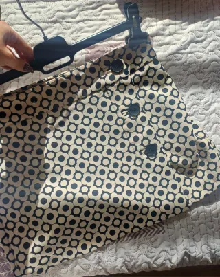 Falda estampada flores blanca y negra