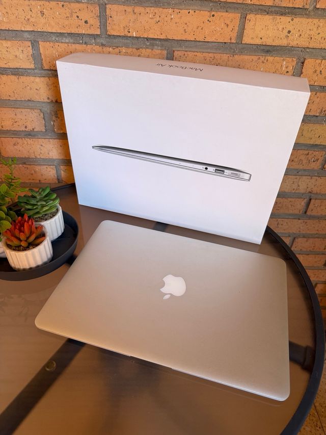 MacBook Air ( i7 / 8 RAM / 256 SSD )

