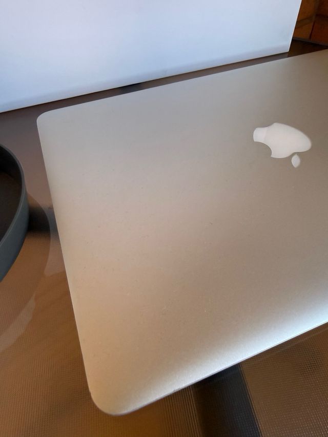 MacBook Air ( i7 / 8 RAM / 256 SSD )

