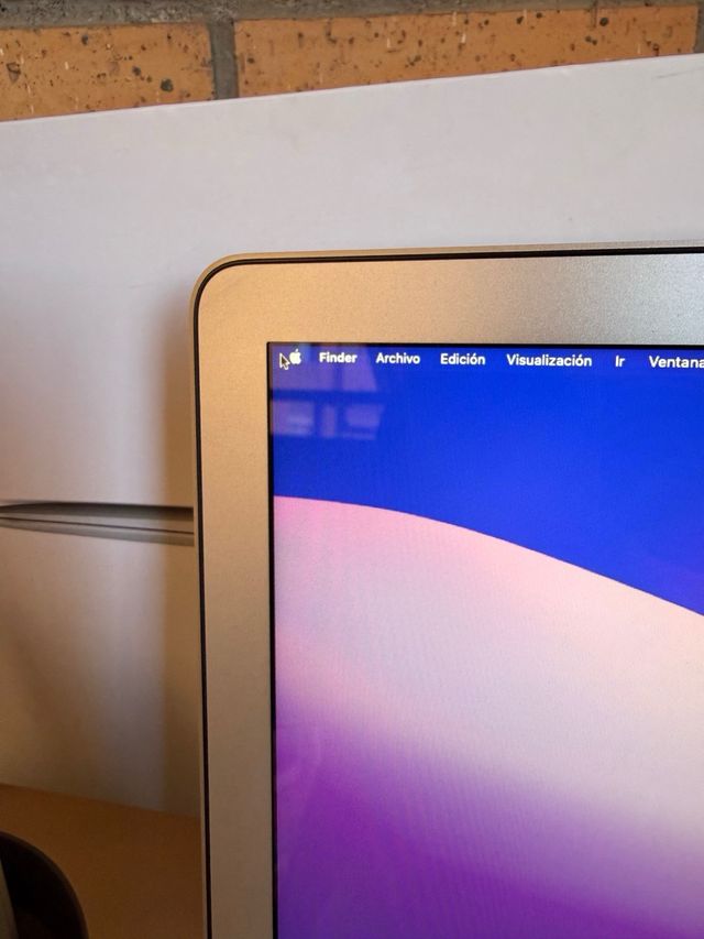 MacBook Air ( i7 / 8 RAM / 256 SSD )

