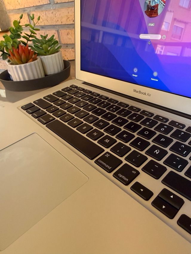 MacBook Air ( i7 / 8 RAM / 256 SSD )

