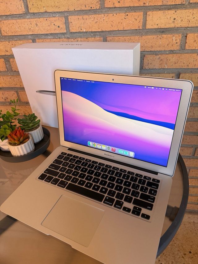 MacBook Air ( i7 / 8 RAM / 256 SSD )

