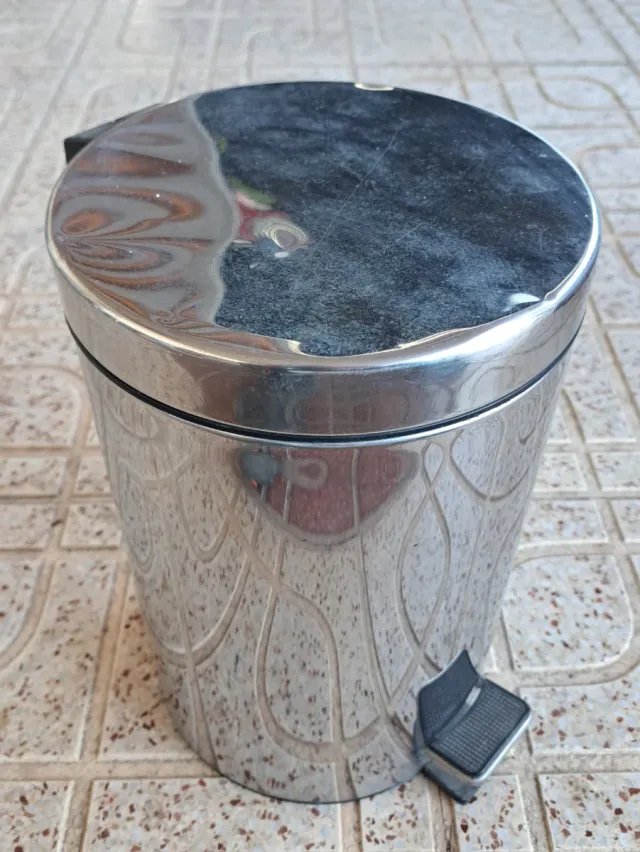 Papelera de metal con pedal