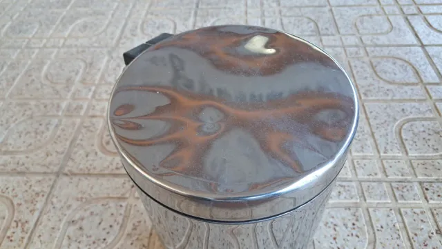 Papelera de metal con pedal