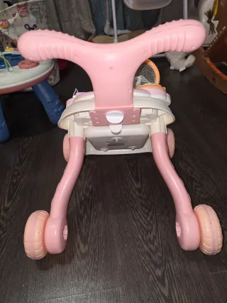 Andador e mesa de atividades