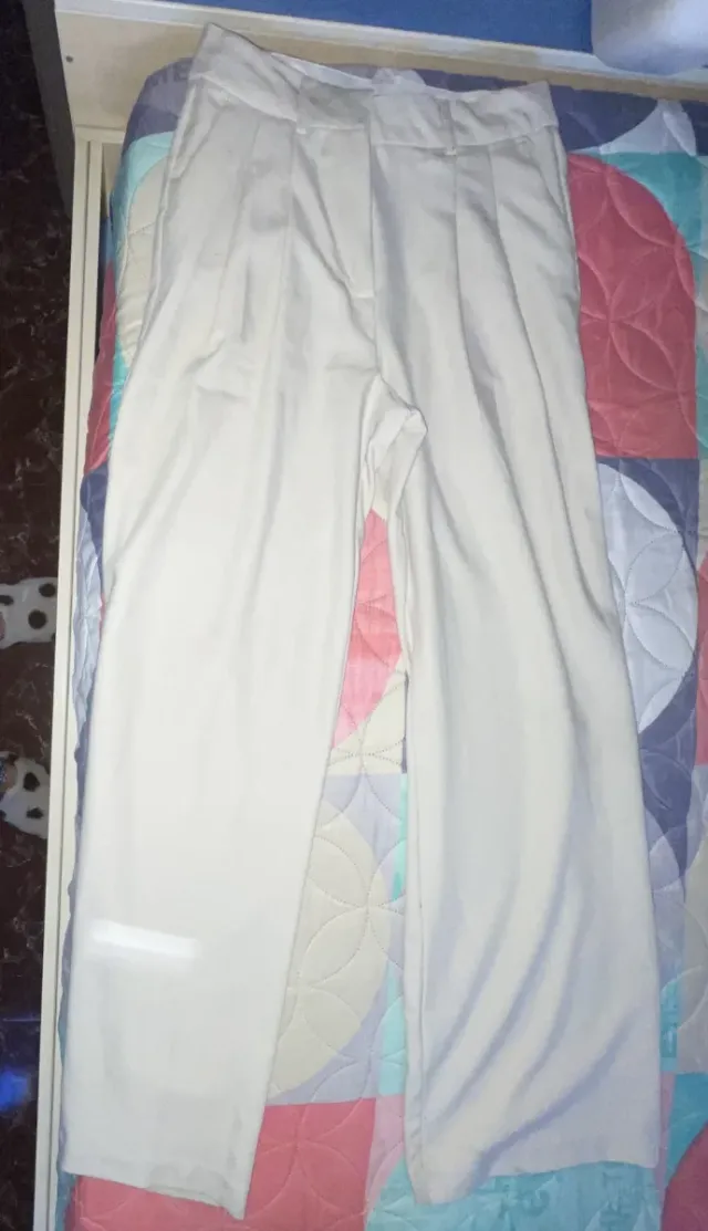 Pantalón de vestir beige con pinzas
