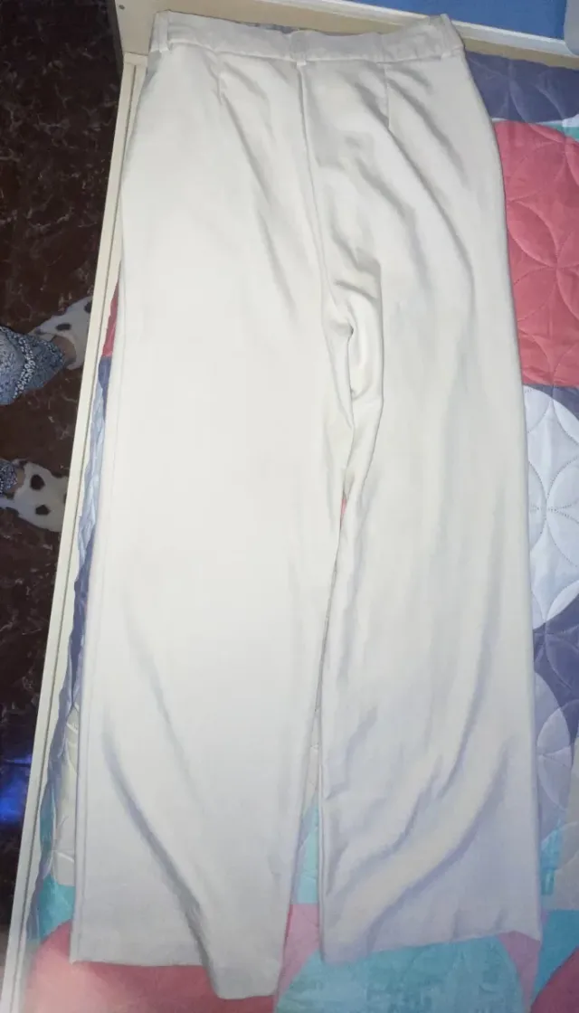 Pantalón de vestir beige con pinzas