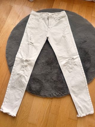 Pantalones Stradivarius blancos rotos 36-38