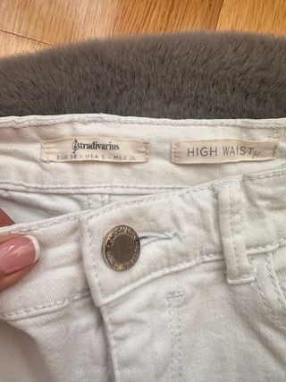Pantalones Stradivarius blancos rotos 36-38