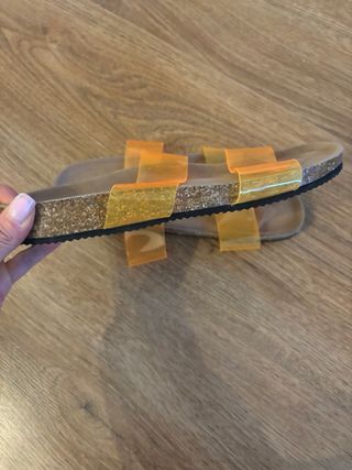 Sandalias naranjas tiras transparentes