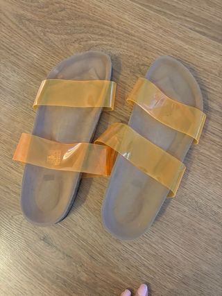 Sandalias naranjas tiras transparentes