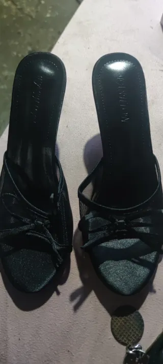 Sandalia tacón malla negra