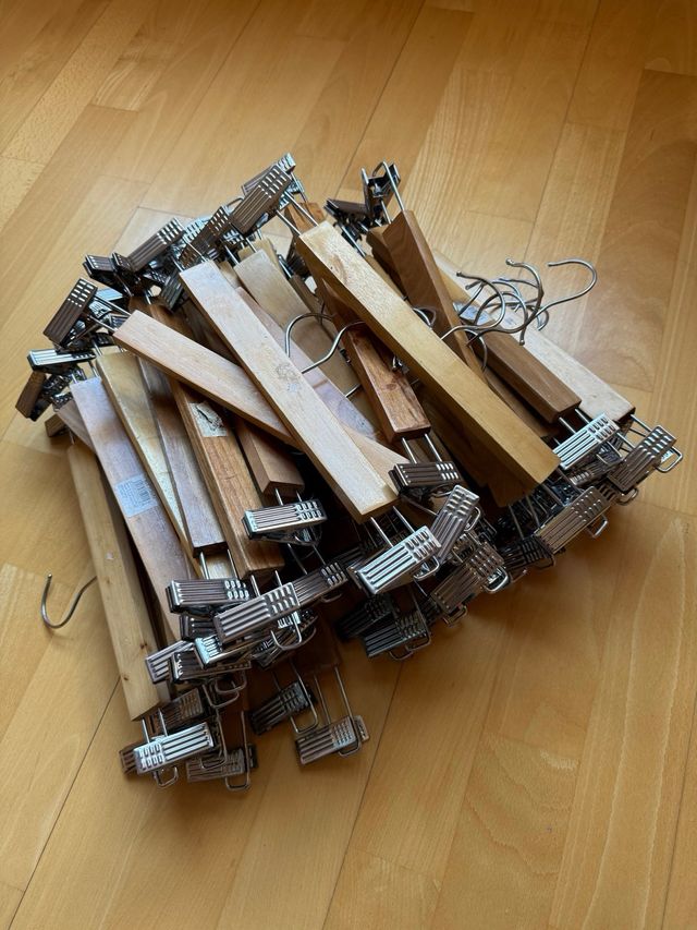 Lote 45 Cabides de Madeira e Metal