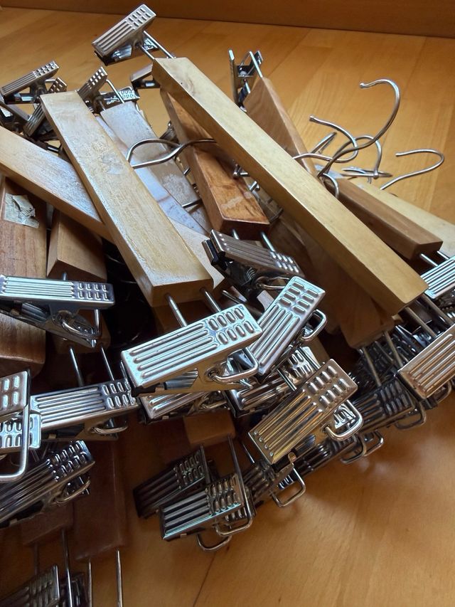 Lote 45 Cabides de Madeira e Metal