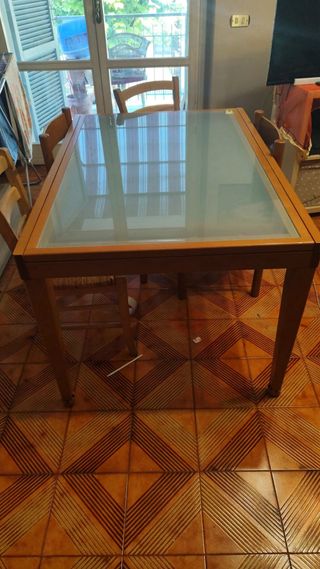 Tavolo in legno e vetro