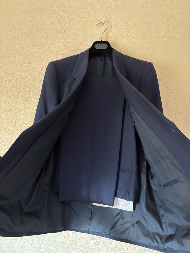 Traje de americana y pantalón azul marino