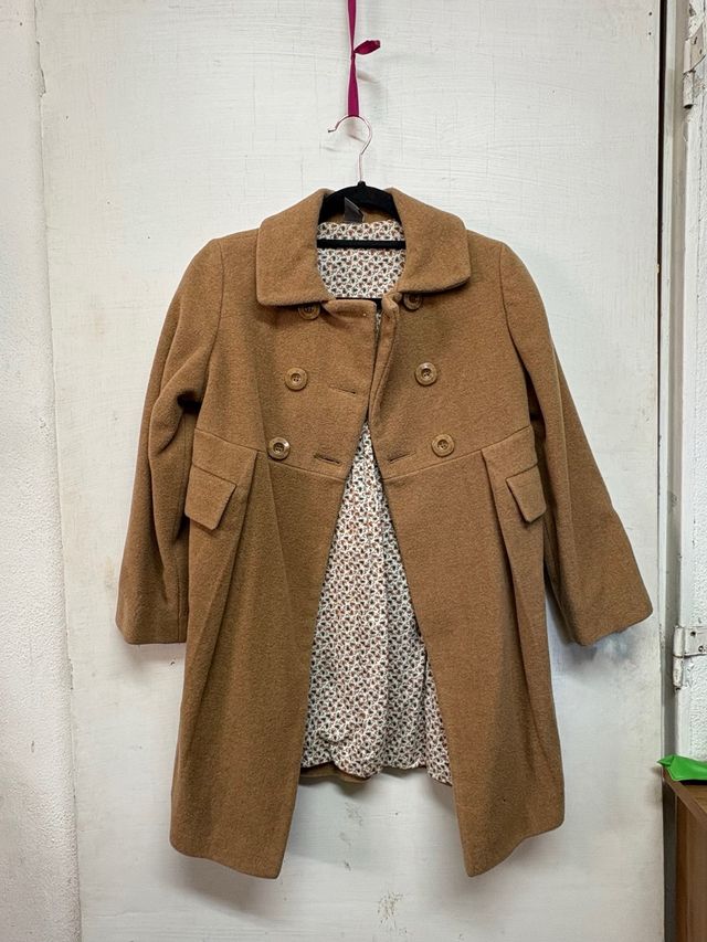 Abrigo marrón de niña con forro estampado