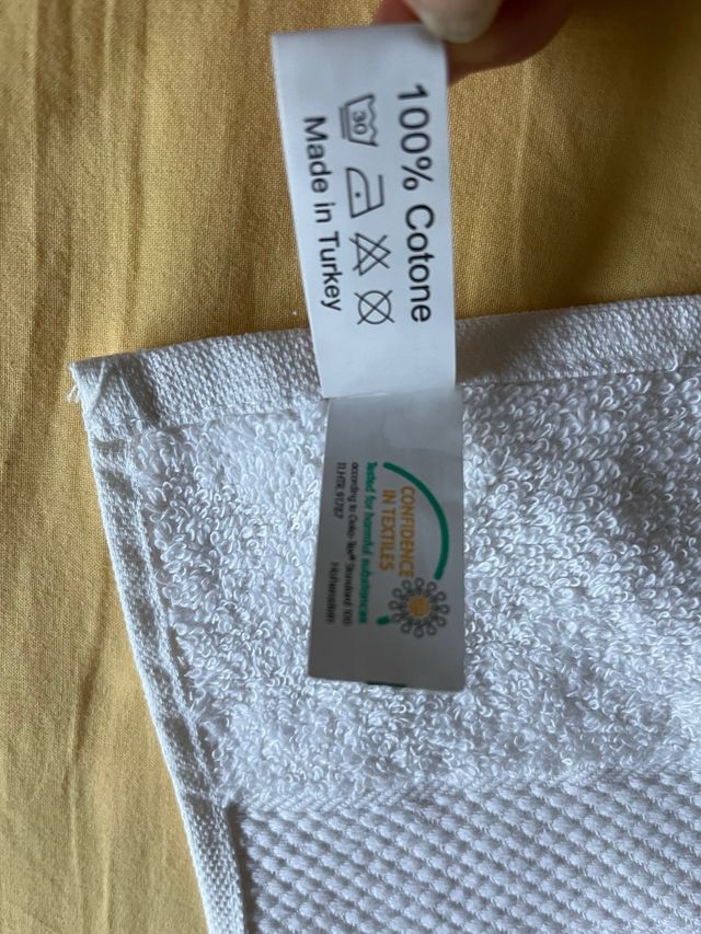 2 Asciugamani Acqua e Sapone Bianchi