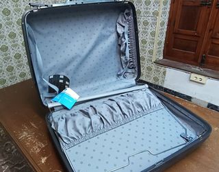 Maleta gris con ruedas