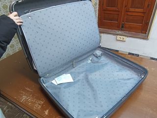 Maleta gris con ruedas