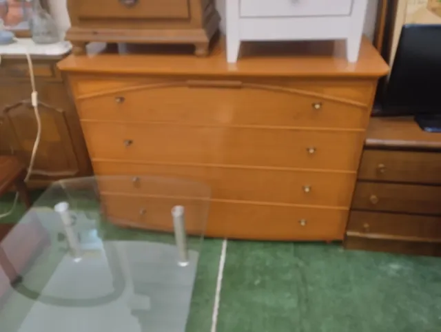 Cómoda y mesitas de madera