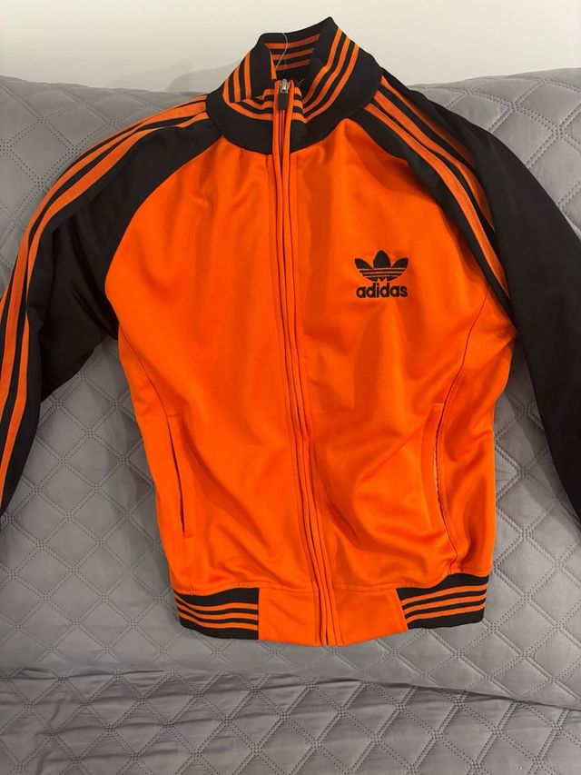 Chaqueta Adidas Naranja y Negra no hago envíos