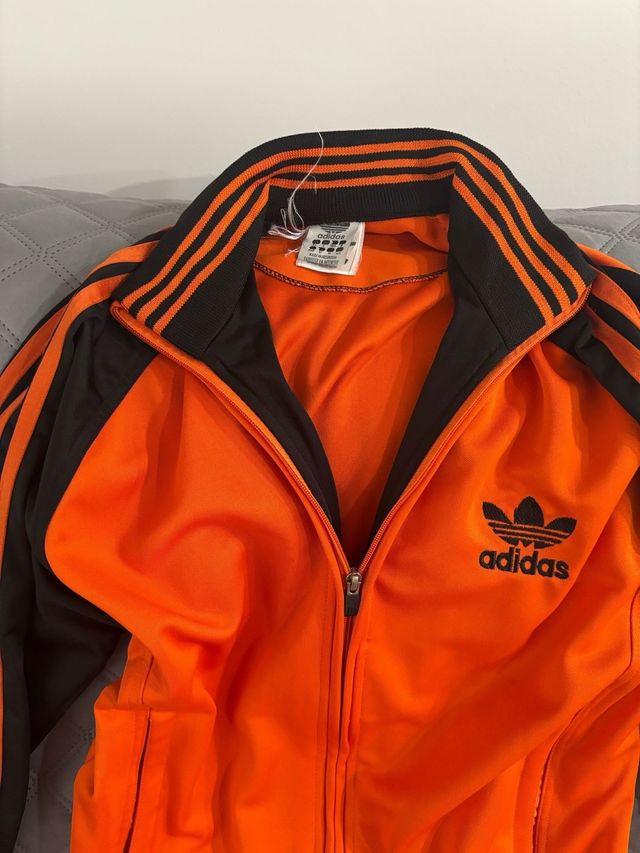 Chaqueta Adidas Naranja y Negra no hago envíos